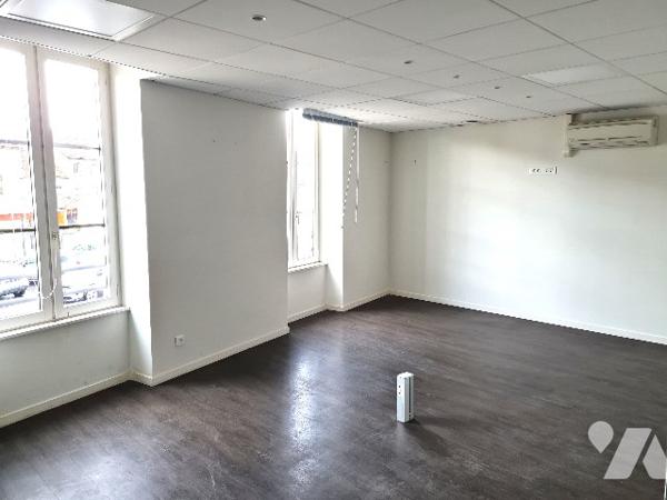 Immeuble avec local commercial libre.