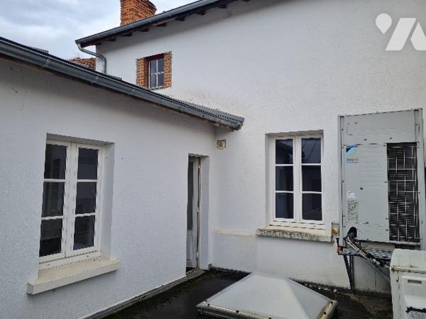 Immeuble avec local commercial libre.