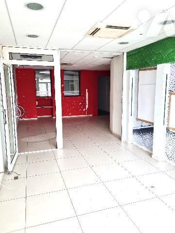 Immeuble avec local commercial libre.