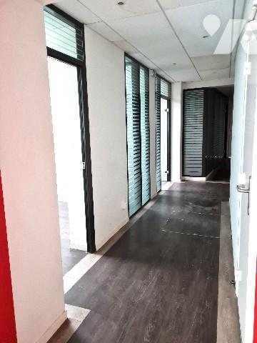 Immeuble avec local commercial libre.