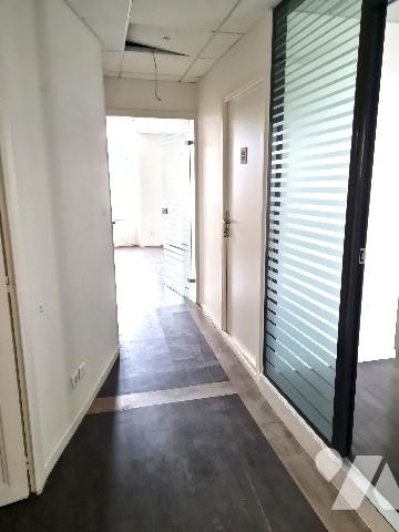 Immeuble avec local commercial libre.