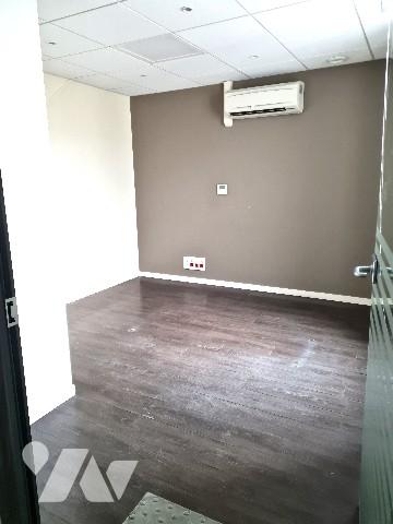 Immeuble avec local commercial libre.