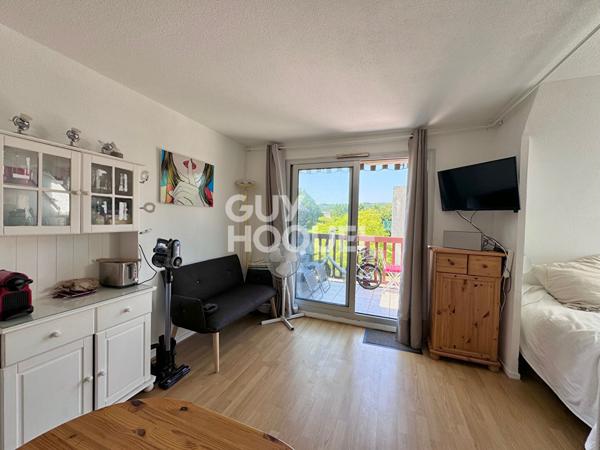 A TOURGEVILLE, AUX PORTES DE DEAUVILLE, BEAU STUDIO AVEC TERRASSE ET PK !