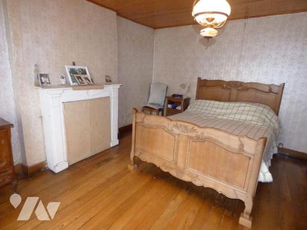 Maison d'habitation en pierre et masse sous ardoises, comprenant :
Au rez-de-chaussée : cuisin...