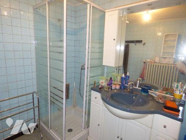 Maison d'habitation en pierre et masse sous ardoises, comprenant :
Au rez-de-chaussée : cuisin...