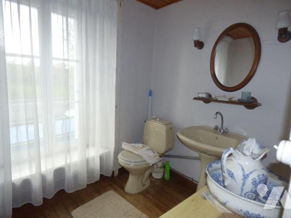 Maison d'habitation en pierre et masse sous ardoises, comprenant :
Au rez-de-chaussée : cuisin...