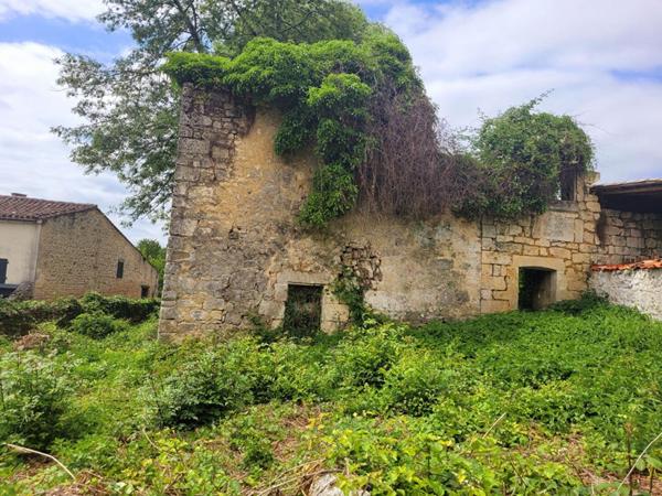 SOYAUX (16800) : Terrain constructible de 571m2 + ruine en pierre