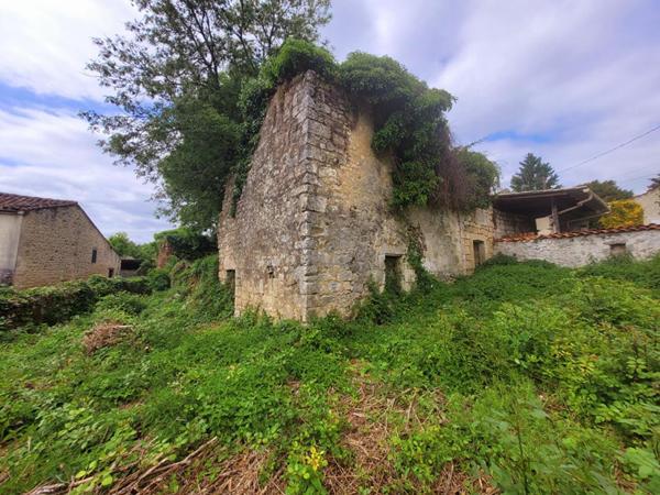 SOYAUX (16800) : Terrain constructible de 571m2 + ruine en pierre