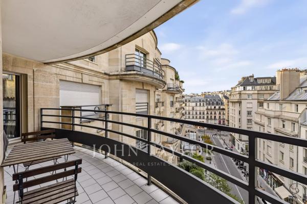 Passy Plaza – Appartement traversant de 90 m² avec balcon, vue dégagée