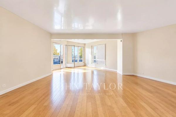 Passy Plaza – Appartement traversant de 90 m² avec balcon, vue dégagée