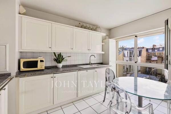 Passy Plaza – Appartement traversant de 90 m² avec balcon, vue dégagée