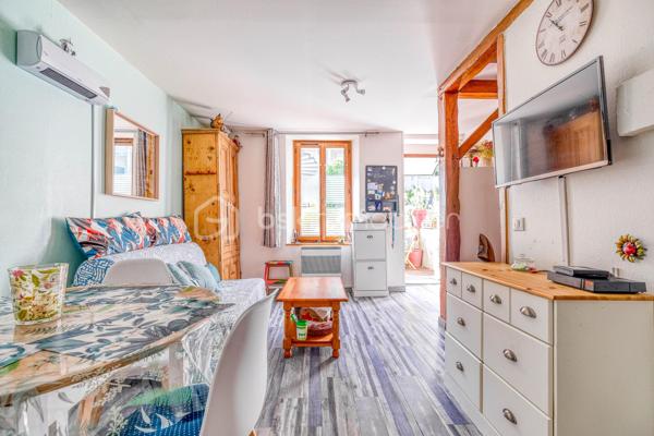 Vous recherchez un appartement chaleureux , fonctionnel et idéalement situé ? Ce joli F2 de 37 m2 pourrait bien être votre prochain coup de cœur . 
- Situé sur la commune de Crégy-les-meaux , à seulement 10 minutes à pied de la gare de Meaux , cet appartement bénéficie d’un emplacement particulièrement pratique pour rejoindre Paris tout en profitant d’un environnement agréable . 
- Dés l’entrée , vous découvrirez une charmante  pièce de vie avec son coin cuisine , offrant un espace convivial et facile à aménager . 
- Son véritable atout? La chambre située à l’étage , qui apporte charme et intimité et donne à cet appartement un esprit cosy particulièrement agréable. 
Vous profiterez également d’une salle d’eau avec w-c . 
✅ Aucun travaux à prévoir : vous posez vos valises ! 
✅ 37 m2 - 2 piéces . 
✅Chambre à l’étage . 
✅Gare de Meaux à 10 minutes à pied . 
✅Copropriété  saine et bien entretenue . 
✅ Idéal Premier achat ou investissement locatif .
