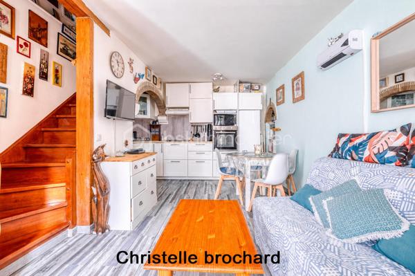 Vous recherchez un appartement chaleureux , fonctionnel et idéalement situé ? Ce joli F2 de 37 m2 pourrait bien être votre prochain coup de cœur . 
- Situé sur la commune de Crégy-les-meaux , à seulement 10 minutes à pied de la gare de Meaux , cet appartement bénéficie d’un emplacement particulièrement pratique pour rejoindre Paris tout en profitant d’un environnement agréable . 
- Dés l’entrée , vous découvrirez une charmante  pièce de vie avec son coin cuisine , offrant un espace convivial et facile à aménager . 
- Son véritable atout? La chambre située à l’étage , qui apporte charme et intimité et donne à cet appartement un esprit cosy particulièrement agréable. 
Vous profiterez également d’une salle d’eau avec w-c . 
✅ Aucun travaux à prévoir : vous posez vos valises ! 
✅ 37 m2 - 2 piéces . 
✅Chambre à l’étage . 
✅Gare de Meaux à 10 minutes à pied . 
✅Copropriété  saine et bien entretenue . 
✅ Idéal Premier achat ou investissement locatif .