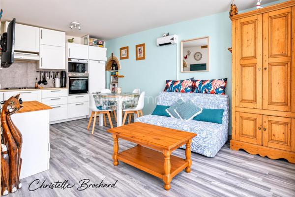 Vous recherchez un appartement chaleureux , fonctionnel et idéalement situé ? Ce joli F2 de 37 m2 pourrait bien être votre prochain coup de cœur . 
- Situé sur la commune de Crégy-les-meaux , à seulement 10 minutes à pied de la gare de Meaux , cet appartement bénéficie d’un emplacement particulièrement pratique pour rejoindre Paris tout en profitant d’un environnement agréable . 
- Dés l’entrée , vous découvrirez une charmante  pièce de vie avec son coin cuisine , offrant un espace convivial et facile à aménager . 
- Son véritable atout? La chambre située à l’étage , qui apporte charme et intimité et donne à cet appartement un esprit cosy particulièrement agréable. 
Vous profiterez également d’une salle d’eau avec w-c . 
✅ Aucun travaux à prévoir : vous posez vos valises ! 
✅ 37 m2 - 2 piéces . 
✅Chambre à l’étage . 
✅Gare de Meaux à 10 minutes à pied . 
✅Copropriété  saine et bien entretenue . 
✅ Idéal Premier achat ou investissement locatif .