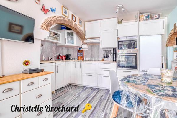 Vous recherchez un appartement chaleureux , fonctionnel et idéalement situé ? Ce joli F2 de 37 m2 pourrait bien être votre prochain coup de cœur . 
- Situé sur la commune de Crégy-les-meaux , à seulement 10 minutes à pied de la gare de Meaux , cet appartement bénéficie d’un emplacement particulièrement pratique pour rejoindre Paris tout en profitant d’un environnement agréable . 
- Dés l’entrée , vous découvrirez une charmante  pièce de vie avec son coin cuisine , offrant un espace convivial et facile à aménager . 
- Son véritable atout? La chambre située à l’étage , qui apporte charme et intimité et donne à cet appartement un esprit cosy particulièrement agréable. 
Vous profiterez également d’une salle d’eau avec w-c . 
✅ Aucun travaux à prévoir : vous posez vos valises ! 
✅ 37 m2 - 2 piéces . 
✅Chambre à l’étage . 
✅Gare de Meaux à 10 minutes à pied . 
✅Copropriété  saine et bien entretenue . 
✅ Idéal Premier achat ou investissement locatif .