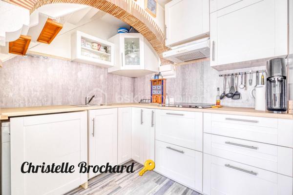 Vous recherchez un appartement chaleureux , fonctionnel et idéalement situé ? Ce joli F2 de 37 m2 pourrait bien être votre prochain coup de cœur . 
- Situé sur la commune de Crégy-les-meaux , à seulement 10 minutes à pied de la gare de Meaux , cet appartement bénéficie d’un emplacement particulièrement pratique pour rejoindre Paris tout en profitant d’un environnement agréable . 
- Dés l’entrée , vous découvrirez une charmante  pièce de vie avec son coin cuisine , offrant un espace convivial et facile à aménager . 
- Son véritable atout? La chambre située à l’étage , qui apporte charme et intimité et donne à cet appartement un esprit cosy particulièrement agréable. 
Vous profiterez également d’une salle d’eau avec w-c . 
✅ Aucun travaux à prévoir : vous posez vos valises ! 
✅ 37 m2 - 2 piéces . 
✅Chambre à l’étage . 
✅Gare de Meaux à 10 minutes à pied . 
✅Copropriété  saine et bien entretenue . 
✅ Idéal Premier achat ou investissement locatif .