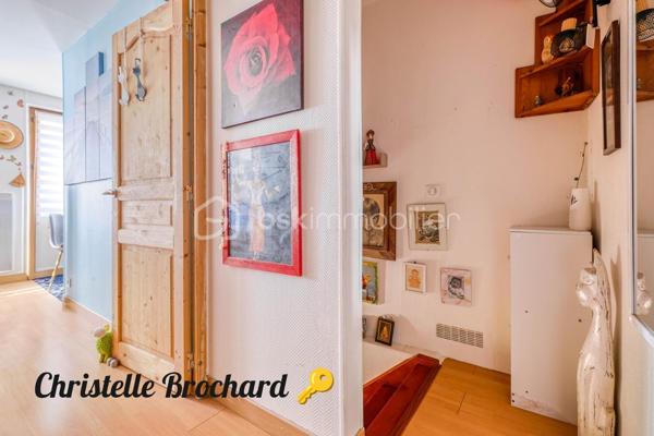 Vous recherchez un appartement chaleureux , fonctionnel et idéalement situé ? Ce joli F2 de 37 m2 pourrait bien être votre prochain coup de cœur . 
- Situé sur la commune de Crégy-les-meaux , à seulement 10 minutes à pied de la gare de Meaux , cet appartement bénéficie d’un emplacement particulièrement pratique pour rejoindre Paris tout en profitant d’un environnement agréable . 
- Dés l’entrée , vous découvrirez une charmante  pièce de vie avec son coin cuisine , offrant un espace convivial et facile à aménager . 
- Son véritable atout? La chambre située à l’étage , qui apporte charme et intimité et donne à cet appartement un esprit cosy particulièrement agréable. 
Vous profiterez également d’une salle d’eau avec w-c . 
✅ Aucun travaux à prévoir : vous posez vos valises ! 
✅ 37 m2 - 2 piéces . 
✅Chambre à l’étage . 
✅Gare de Meaux à 10 minutes à pied . 
✅Copropriété  saine et bien entretenue . 
✅ Idéal Premier achat ou investissement locatif .