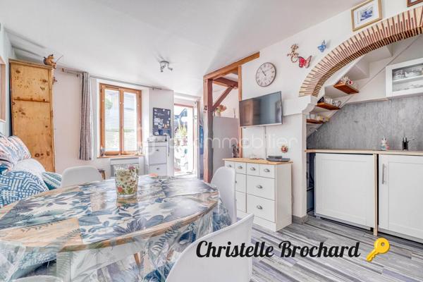 Vous recherchez un appartement chaleureux , fonctionnel et idéalement situé ? Ce joli F2 de 37 m2 pourrait bien être votre prochain coup de cœur . 
- Situé sur la commune de Crégy-les-meaux , à seulement 10 minutes à pied de la gare de Meaux , cet appartement bénéficie d’un emplacement particulièrement pratique pour rejoindre Paris tout en profitant d’un environnement agréable . 
- Dés l’entrée , vous découvrirez une charmante  pièce de vie avec son coin cuisine , offrant un espace convivial et facile à aménager . 
- Son véritable atout? La chambre située à l’étage , qui apporte charme et intimité et donne à cet appartement un esprit cosy particulièrement agréable. 
Vous profiterez également d’une salle d’eau avec w-c . 
✅ Aucun travaux à prévoir : vous posez vos valises ! 
✅ 37 m2 - 2 piéces . 
✅Chambre à l’étage . 
✅Gare de Meaux à 10 minutes à pied . 
✅Copropriété  saine et bien entretenue . 
✅ Idéal Premier achat ou investissement locatif .