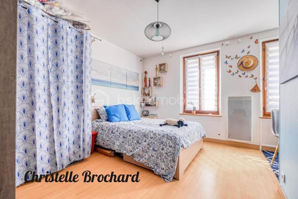 Vous recherchez un appartement chaleureux , fonctionnel et idéalement situé ? Ce joli F2 de 37 m2 pourrait bien être votre prochain coup de cœur . 
- Situé sur la commune de Crégy-les-meaux , à seulement 10 minutes à pied de la gare de Meaux , cet appartement bénéficie d’un emplacement particulièrement pratique pour rejoindre Paris tout en profitant d’un environnement agréable . 
- Dés l’entrée , vous découvrirez une charmante  pièce de vie avec son coin cuisine , offrant un espace convivial et facile à aménager . 
- Son véritable atout? La chambre située à l’étage , qui apporte charme et intimité et donne à cet appartement un esprit cosy particulièrement agréable. 
Vous profiterez également d’une salle d’eau avec w-c . 
✅ Aucun travaux à prévoir : vous posez vos valises ! 
✅ 37 m2 - 2 piéces . 
✅Chambre à l’étage . 
✅Gare de Meaux à 10 minutes à pied . 
✅Copropriété  saine et bien entretenue . 
✅ Idéal Premier achat ou investissement locatif .