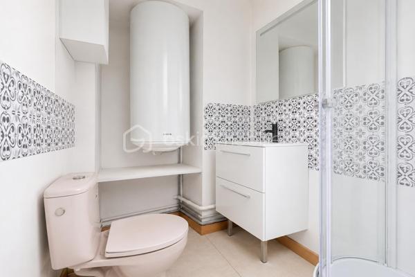 Vous recherchez un appartement chaleureux , fonctionnel et idéalement situé ? Ce joli F2 de 37 m2 pourrait bien être votre prochain coup de cœur . 
- Situé sur la commune de Crégy-les-meaux , à seulement 10 minutes à pied de la gare de Meaux , cet appartement bénéficie d’un emplacement particulièrement pratique pour rejoindre Paris tout en profitant d’un environnement agréable . 
- Dés l’entrée , vous découvrirez une charmante  pièce de vie avec son coin cuisine , offrant un espace convivial et facile à aménager . 
- Son véritable atout? La chambre située à l’étage , qui apporte charme et intimité et donne à cet appartement un esprit cosy particulièrement agréable. 
Vous profiterez également d’une salle d’eau avec w-c . 
✅ Aucun travaux à prévoir : vous posez vos valises ! 
✅ 37 m2 - 2 piéces . 
✅Chambre à l’étage . 
✅Gare de Meaux à 10 minutes à pied . 
✅Copropriété  saine et bien entretenue . 
✅ Idéal Premier achat ou investissement locatif .