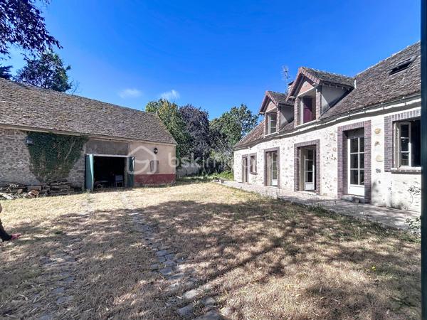 Maison ancienne 125 m² avec 3 chambres, grange et grand terrain dans un hameau de Champigny-sur-Yonne

Située dans un hameau calme de Champigny-sur-Yonne, cette charmante maison ancienne d’environ 125 m² offre de beaux volumes, une dépendance et tout le cachet de l’ancien.

Lumineuse et chaleureuse, elle a conservé ses éléments authentiques, notamment ses tomettes, ses murs en pierre et ses boiseries.

Au rez-de-chaussée, le bien comprend une entrée, un salon, une salle à manger, une cuisine, une salle d’eau récemment rénovée, une buanderie ainsi qu’un WC indépendant.

À l’étage, un palier dessert trois chambres. Un grenier aménageable d’environ 14 m² permet d’envisager la création d’une chambre supplémentaire, d’un bureau, d’un dressing ou d’une pièce de loisirs.

À l’extérieur, la propriété dispose d’un grand jardin avec parc annexe, d’une cave ainsi que d’une belle grange d’environ 68 m² au sol. Cette dépendance offre de nombreuses possibilités : garage, atelier, espace de stockage, stationnement pour un camping-car ou projet d’aménagement.

Assainissement individuel récent, huisseries double vitrage, chauffage fioul. 

Cette maison à vendre à Champigny-sur-Yonne conviendra parfaitement aux amateurs de maisons anciennes recherchant le calme, de l’espace, un grand terrain et une grange.

Pour toute information ou demande de visite, contactez Océane Serré, votre conseillère immobilier de proximité.