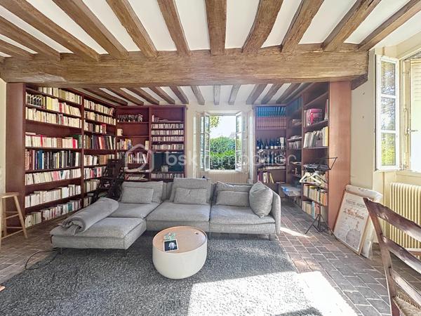 Maison ancienne 125 m² avec 3 chambres, grange et grand terrain dans un hameau de Champigny-sur-Yonne

Située dans un hameau calme de Champigny-sur-Yonne, cette charmante maison ancienne d’environ 125 m² offre de beaux volumes, une dépendance et tout le cachet de l’ancien.

Lumineuse et chaleureuse, elle a conservé ses éléments authentiques, notamment ses tomettes, ses murs en pierre et ses boiseries.

Au rez-de-chaussée, le bien comprend une entrée, un salon, une salle à manger, une cuisine, une salle d’eau récemment rénovée, une buanderie ainsi qu’un WC indépendant.

À l’étage, un palier dessert trois chambres. Un grenier aménageable d’environ 14 m² permet d’envisager la création d’une chambre supplémentaire, d’un bureau, d’un dressing ou d’une pièce de loisirs.

À l’extérieur, la propriété dispose d’un grand jardin avec parc annexe, d’une cave ainsi que d’une belle grange d’environ 68 m² au sol. Cette dépendance offre de nombreuses possibilités : garage, atelier, espace de stockage, stationnement pour un camping-car ou projet d’aménagement.

Assainissement individuel récent, huisseries double vitrage, chauffage fioul. 

Cette maison à vendre à Champigny-sur-Yonne conviendra parfaitement aux amateurs de maisons anciennes recherchant le calme, de l’espace, un grand terrain et une grange.

Pour toute information ou demande de visite, contactez Océane Serré, votre conseillère immobilier de proximité.