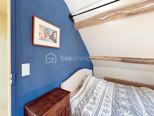 Maison ancienne 125 m² avec 3 chambres, grange et grand terrain dans un hameau de Champigny-sur-Yonne

Située dans un hameau calme de Champigny-sur-Yonne, cette charmante maison ancienne d’environ 125 m² offre de beaux volumes, une dépendance et tout le cachet de l’ancien.

Lumineuse et chaleureuse, elle a conservé ses éléments authentiques, notamment ses tomettes, ses murs en pierre et ses boiseries.

Au rez-de-chaussée, le bien comprend une entrée, un salon, une salle à manger, une cuisine, une salle d’eau récemment rénovée, une buanderie ainsi qu’un WC indépendant.

À l’étage, un palier dessert trois chambres. Un grenier aménageable d’environ 14 m² permet d’envisager la création d’une chambre supplémentaire, d’un bureau, d’un dressing ou d’une pièce de loisirs.

À l’extérieur, la propriété dispose d’un grand jardin avec parc annexe, d’une cave ainsi que d’une belle grange d’environ 68 m² au sol. Cette dépendance offre de nombreuses possibilités : garage, atelier, espace de stockage, stationnement pour un camping-car ou projet d’aménagement.

Assainissement individuel récent, huisseries double vitrage, chauffage fioul. 

Cette maison à vendre à Champigny-sur-Yonne conviendra parfaitement aux amateurs de maisons anciennes recherchant le calme, de l’espace, un grand terrain et une grange.

Pour toute information ou demande de visite, contactez Océane Serré, votre conseillère immobilier de proximité.