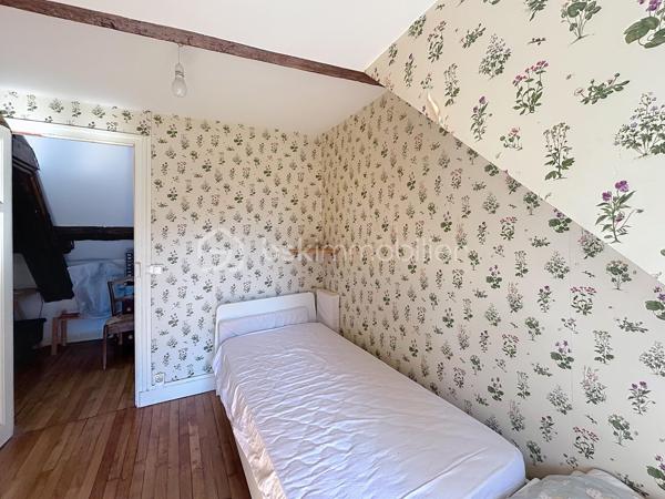 Maison ancienne 125 m² avec 3 chambres, grange et grand terrain dans un hameau de Champigny-sur-Yonne

Située dans un hameau calme de Champigny-sur-Yonne, cette charmante maison ancienne d’environ 125 m² offre de beaux volumes, une dépendance et tout le cachet de l’ancien.

Lumineuse et chaleureuse, elle a conservé ses éléments authentiques, notamment ses tomettes, ses murs en pierre et ses boiseries.

Au rez-de-chaussée, le bien comprend une entrée, un salon, une salle à manger, une cuisine, une salle d’eau récemment rénovée, une buanderie ainsi qu’un WC indépendant.

À l’étage, un palier dessert trois chambres. Un grenier aménageable d’environ 14 m² permet d’envisager la création d’une chambre supplémentaire, d’un bureau, d’un dressing ou d’une pièce de loisirs.

À l’extérieur, la propriété dispose d’un grand jardin avec parc annexe, d’une cave ainsi que d’une belle grange d’environ 68 m² au sol. Cette dépendance offre de nombreuses possibilités : garage, atelier, espace de stockage, stationnement pour un camping-car ou projet d’aménagement.

Assainissement individuel récent, huisseries double vitrage, chauffage fioul. 

Cette maison à vendre à Champigny-sur-Yonne conviendra parfaitement aux amateurs de maisons anciennes recherchant le calme, de l’espace, un grand terrain et une grange.

Pour toute information ou demande de visite, contactez Océane Serré, votre conseillère immobilier de proximité.