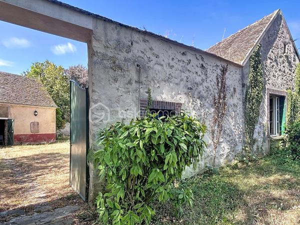 Maison ancienne 125 m² avec 3 chambres, grange et grand terrain dans un hameau de Champigny-sur-Yonne

Située dans un hameau calme de Champigny-sur-Yonne, cette charmante maison ancienne d’environ 125 m² offre de beaux volumes, une dépendance et tout le cachet de l’ancien.

Lumineuse et chaleureuse, elle a conservé ses éléments authentiques, notamment ses tomettes, ses murs en pierre et ses boiseries.

Au rez-de-chaussée, le bien comprend une entrée, un salon, une salle à manger, une cuisine, une salle d’eau récemment rénovée, une buanderie ainsi qu’un WC indépendant.

À l’étage, un palier dessert trois chambres. Un grenier aménageable d’environ 14 m² permet d’envisager la création d’une chambre supplémentaire, d’un bureau, d’un dressing ou d’une pièce de loisirs.

À l’extérieur, la propriété dispose d’un grand jardin avec parc annexe, d’une cave ainsi que d’une belle grange d’environ 68 m² au sol. Cette dépendance offre de nombreuses possibilités : garage, atelier, espace de stockage, stationnement pour un camping-car ou projet d’aménagement.

Assainissement individuel récent, huisseries double vitrage, chauffage fioul. 

Cette maison à vendre à Champigny-sur-Yonne conviendra parfaitement aux amateurs de maisons anciennes recherchant le calme, de l’espace, un grand terrain et une grange.

Pour toute information ou demande de visite, contactez Océane Serré, votre conseillère immobilier de proximité.