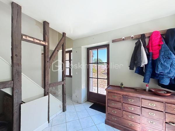 Maison ancienne 125 m² avec 3 chambres, grange et grand terrain dans un hameau de Champigny-sur-Yonne

Située dans un hameau calme de Champigny-sur-Yonne, cette charmante maison ancienne d’environ 125 m² offre de beaux volumes, une dépendance et tout le cachet de l’ancien.

Lumineuse et chaleureuse, elle a conservé ses éléments authentiques, notamment ses tomettes, ses murs en pierre et ses boiseries.

Au rez-de-chaussée, le bien comprend une entrée, un salon, une salle à manger, une cuisine, une salle d’eau récemment rénovée, une buanderie ainsi qu’un WC indépendant.

À l’étage, un palier dessert trois chambres. Un grenier aménageable d’environ 14 m² permet d’envisager la création d’une chambre supplémentaire, d’un bureau, d’un dressing ou d’une pièce de loisirs.

À l’extérieur, la propriété dispose d’un grand jardin avec parc annexe, d’une cave ainsi que d’une belle grange d’environ 68 m² au sol. Cette dépendance offre de nombreuses possibilités : garage, atelier, espace de stockage, stationnement pour un camping-car ou projet d’aménagement.

Assainissement individuel récent, huisseries double vitrage, chauffage fioul. 

Cette maison à vendre à Champigny-sur-Yonne conviendra parfaitement aux amateurs de maisons anciennes recherchant le calme, de l’espace, un grand terrain et une grange.

Pour toute information ou demande de visite, contactez Océane Serré, votre conseillère immobilier de proximité.