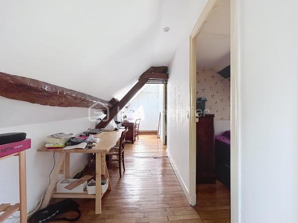 Maison ancienne 125 m² avec 3 chambres, grange et grand terrain dans un hameau de Champigny-sur-Yonne

Située dans un hameau calme de Champigny-sur-Yonne, cette charmante maison ancienne d’environ 125 m² offre de beaux volumes, une dépendance et tout le cachet de l’ancien.

Lumineuse et chaleureuse, elle a conservé ses éléments authentiques, notamment ses tomettes, ses murs en pierre et ses boiseries.

Au rez-de-chaussée, le bien comprend une entrée, un salon, une salle à manger, une cuisine, une salle d’eau récemment rénovée, une buanderie ainsi qu’un WC indépendant.

À l’étage, un palier dessert trois chambres. Un grenier aménageable d’environ 14 m² permet d’envisager la création d’une chambre supplémentaire, d’un bureau, d’un dressing ou d’une pièce de loisirs.

À l’extérieur, la propriété dispose d’un grand jardin avec parc annexe, d’une cave ainsi que d’une belle grange d’environ 68 m² au sol. Cette dépendance offre de nombreuses possibilités : garage, atelier, espace de stockage, stationnement pour un camping-car ou projet d’aménagement.

Assainissement individuel récent, huisseries double vitrage, chauffage fioul. 

Cette maison à vendre à Champigny-sur-Yonne conviendra parfaitement aux amateurs de maisons anciennes recherchant le calme, de l’espace, un grand terrain et une grange.

Pour toute information ou demande de visite, contactez Océane Serré, votre conseillère immobilier de proximité.