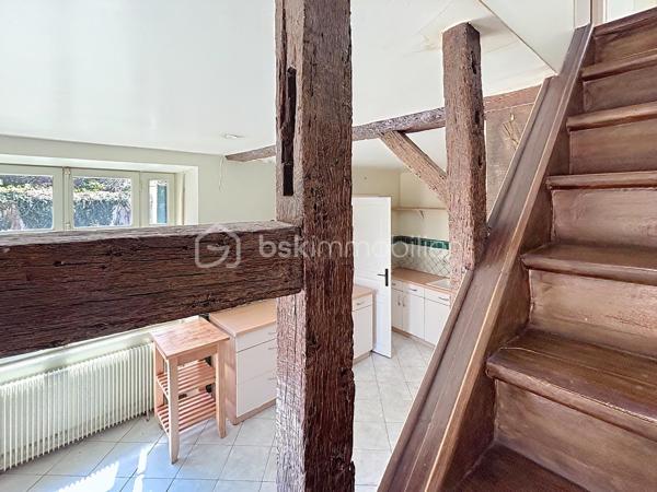 Maison ancienne 125 m² avec 3 chambres, grange et grand terrain dans un hameau de Champigny-sur-Yonne

Située dans un hameau calme de Champigny-sur-Yonne, cette charmante maison ancienne d’environ 125 m² offre de beaux volumes, une dépendance et tout le cachet de l’ancien.

Lumineuse et chaleureuse, elle a conservé ses éléments authentiques, notamment ses tomettes, ses murs en pierre et ses boiseries.

Au rez-de-chaussée, le bien comprend une entrée, un salon, une salle à manger, une cuisine, une salle d’eau récemment rénovée, une buanderie ainsi qu’un WC indépendant.

À l’étage, un palier dessert trois chambres. Un grenier aménageable d’environ 14 m² permet d’envisager la création d’une chambre supplémentaire, d’un bureau, d’un dressing ou d’une pièce de loisirs.

À l’extérieur, la propriété dispose d’un grand jardin avec parc annexe, d’une cave ainsi que d’une belle grange d’environ 68 m² au sol. Cette dépendance offre de nombreuses possibilités : garage, atelier, espace de stockage, stationnement pour un camping-car ou projet d’aménagement.

Assainissement individuel récent, huisseries double vitrage, chauffage fioul. 

Cette maison à vendre à Champigny-sur-Yonne conviendra parfaitement aux amateurs de maisons anciennes recherchant le calme, de l’espace, un grand terrain et une grange.

Pour toute information ou demande de visite, contactez Océane Serré, votre conseillère immobilier de proximité.
