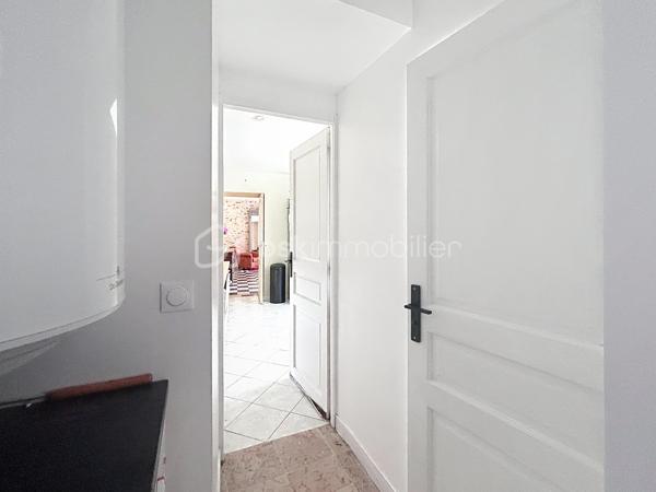 Maison ancienne 125 m² avec 3 chambres, grange et grand terrain dans un hameau de Champigny-sur-Yonne

Située dans un hameau calme de Champigny-sur-Yonne, cette charmante maison ancienne d’environ 125 m² offre de beaux volumes, une dépendance et tout le cachet de l’ancien.

Lumineuse et chaleureuse, elle a conservé ses éléments authentiques, notamment ses tomettes, ses murs en pierre et ses boiseries.

Au rez-de-chaussée, le bien comprend une entrée, un salon, une salle à manger, une cuisine, une salle d’eau récemment rénovée, une buanderie ainsi qu’un WC indépendant.

À l’étage, un palier dessert trois chambres. Un grenier aménageable d’environ 14 m² permet d’envisager la création d’une chambre supplémentaire, d’un bureau, d’un dressing ou d’une pièce de loisirs.

À l’extérieur, la propriété dispose d’un grand jardin avec parc annexe, d’une cave ainsi que d’une belle grange d’environ 68 m² au sol. Cette dépendance offre de nombreuses possibilités : garage, atelier, espace de stockage, stationnement pour un camping-car ou projet d’aménagement.

Assainissement individuel récent, huisseries double vitrage, chauffage fioul. 

Cette maison à vendre à Champigny-sur-Yonne conviendra parfaitement aux amateurs de maisons anciennes recherchant le calme, de l’espace, un grand terrain et une grange.

Pour toute information ou demande de visite, contactez Océane Serré, votre conseillère immobilier de proximité.