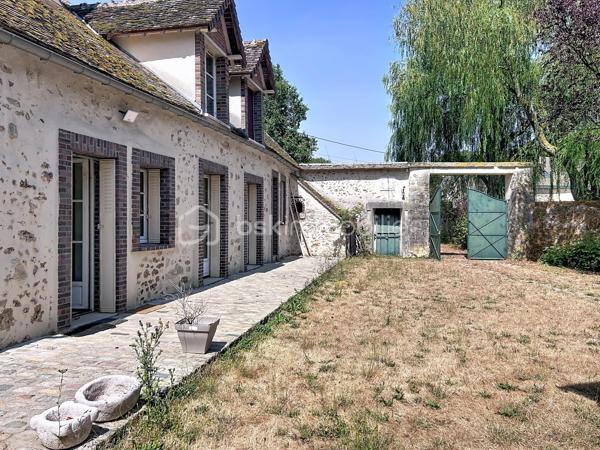 Maison ancienne 125 m² avec 3 chambres, grange et grand terrain dans un hameau de Champigny-sur-Yonne

Située dans un hameau calme de Champigny-sur-Yonne, cette charmante maison ancienne d’environ 125 m² offre de beaux volumes, une dépendance et tout le cachet de l’ancien.

Lumineuse et chaleureuse, elle a conservé ses éléments authentiques, notamment ses tomettes, ses murs en pierre et ses boiseries.

Au rez-de-chaussée, le bien comprend une entrée, un salon, une salle à manger, une cuisine, une salle d’eau récemment rénovée, une buanderie ainsi qu’un WC indépendant.

À l’étage, un palier dessert trois chambres. Un grenier aménageable d’environ 14 m² permet d’envisager la création d’une chambre supplémentaire, d’un bureau, d’un dressing ou d’une pièce de loisirs.

À l’extérieur, la propriété dispose d’un grand jardin avec parc annexe, d’une cave ainsi que d’une belle grange d’environ 68 m² au sol. Cette dépendance offre de nombreuses possibilités : garage, atelier, espace de stockage, stationnement pour un camping-car ou projet d’aménagement.

Assainissement individuel récent, huisseries double vitrage, chauffage fioul. 

Cette maison à vendre à Champigny-sur-Yonne conviendra parfaitement aux amateurs de maisons anciennes recherchant le calme, de l’espace, un grand terrain et une grange.

Pour toute information ou demande de visite, contactez Océane Serré, votre conseillère immobilier de proximité.