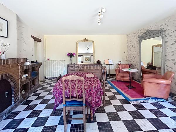 Maison ancienne 125 m² avec 3 chambres, grange et grand terrain dans un hameau de Champigny-sur-Yonne

Située dans un hameau calme de Champigny-sur-Yonne, cette charmante maison ancienne d’environ 125 m² offre de beaux volumes, une dépendance et tout le cachet de l’ancien.

Lumineuse et chaleureuse, elle a conservé ses éléments authentiques, notamment ses tomettes, ses murs en pierre et ses boiseries.

Au rez-de-chaussée, le bien comprend une entrée, un salon, une salle à manger, une cuisine, une salle d’eau récemment rénovée, une buanderie ainsi qu’un WC indépendant.

À l’étage, un palier dessert trois chambres. Un grenier aménageable d’environ 14 m² permet d’envisager la création d’une chambre supplémentaire, d’un bureau, d’un dressing ou d’une pièce de loisirs.

À l’extérieur, la propriété dispose d’un grand jardin avec parc annexe, d’une cave ainsi que d’une belle grange d’environ 68 m² au sol. Cette dépendance offre de nombreuses possibilités : garage, atelier, espace de stockage, stationnement pour un camping-car ou projet d’aménagement.

Assainissement individuel récent, huisseries double vitrage, chauffage fioul. 

Cette maison à vendre à Champigny-sur-Yonne conviendra parfaitement aux amateurs de maisons anciennes recherchant le calme, de l’espace, un grand terrain et une grange.

Pour toute information ou demande de visite, contactez Océane Serré, votre conseillère immobilier de proximité.