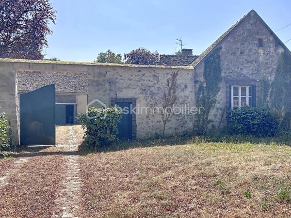 Maison ancienne 125 m² avec 3 chambres, grange et grand terrain dans un hameau de Champigny-sur-Yonne

Située dans un hameau calme de Champigny-sur-Yonne, cette charmante maison ancienne d’environ 125 m² offre de beaux volumes, une dépendance et tout le cachet de l’ancien.

Lumineuse et chaleureuse, elle a conservé ses éléments authentiques, notamment ses tomettes, ses murs en pierre et ses boiseries.

Au rez-de-chaussée, le bien comprend une entrée, un salon, une salle à manger, une cuisine, une salle d’eau récemment rénovée, une buanderie ainsi qu’un WC indépendant.

À l’étage, un palier dessert trois chambres. Un grenier aménageable d’environ 14 m² permet d’envisager la création d’une chambre supplémentaire, d’un bureau, d’un dressing ou d’une pièce de loisirs.

À l’extérieur, la propriété dispose d’un grand jardin avec parc annexe, d’une cave ainsi que d’une belle grange d’environ 68 m² au sol. Cette dépendance offre de nombreuses possibilités : garage, atelier, espace de stockage, stationnement pour un camping-car ou projet d’aménagement.

Assainissement individuel récent, huisseries double vitrage, chauffage fioul. 

Cette maison à vendre à Champigny-sur-Yonne conviendra parfaitement aux amateurs de maisons anciennes recherchant le calme, de l’espace, un grand terrain et une grange.

Pour toute information ou demande de visite, contactez Océane Serré, votre conseillère immobilier de proximité.