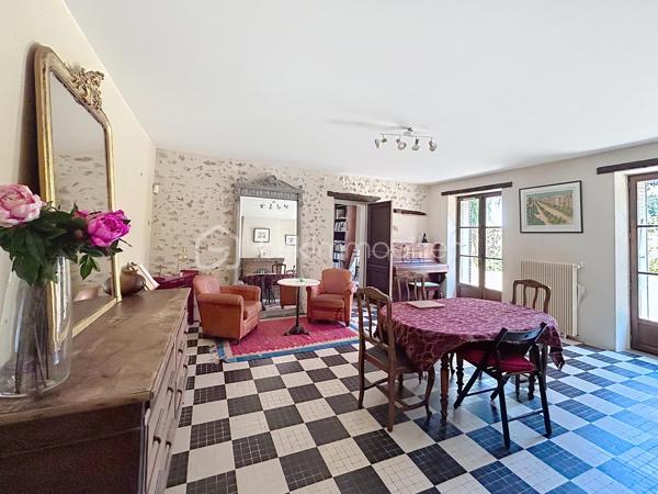 Maison ancienne 125 m² avec 3 chambres, grange et grand terrain dans un hameau de Champigny-sur-Yonne

Située dans un hameau calme de Champigny-sur-Yonne, cette charmante maison ancienne d’environ 125 m² offre de beaux volumes, une dépendance et tout le cachet de l’ancien.

Lumineuse et chaleureuse, elle a conservé ses éléments authentiques, notamment ses tomettes, ses murs en pierre et ses boiseries.

Au rez-de-chaussée, le bien comprend une entrée, un salon, une salle à manger, une cuisine, une salle d’eau récemment rénovée, une buanderie ainsi qu’un WC indépendant.

À l’étage, un palier dessert trois chambres. Un grenier aménageable d’environ 14 m² permet d’envisager la création d’une chambre supplémentaire, d’un bureau, d’un dressing ou d’une pièce de loisirs.

À l’extérieur, la propriété dispose d’un grand jardin avec parc annexe, d’une cave ainsi que d’une belle grange d’environ 68 m² au sol. Cette dépendance offre de nombreuses possibilités : garage, atelier, espace de stockage, stationnement pour un camping-car ou projet d’aménagement.

Assainissement individuel récent, huisseries double vitrage, chauffage fioul. 

Cette maison à vendre à Champigny-sur-Yonne conviendra parfaitement aux amateurs de maisons anciennes recherchant le calme, de l’espace, un grand terrain et une grange.

Pour toute information ou demande de visite, contactez Océane Serré, votre conseillère immobilier de proximité.