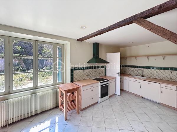 Maison ancienne 125 m² avec 3 chambres, grange et grand terrain dans un hameau de Champigny-sur-Yonne

Située dans un hameau calme de Champigny-sur-Yonne, cette charmante maison ancienne d’environ 125 m² offre de beaux volumes, une dépendance et tout le cachet de l’ancien.

Lumineuse et chaleureuse, elle a conservé ses éléments authentiques, notamment ses tomettes, ses murs en pierre et ses boiseries.

Au rez-de-chaussée, le bien comprend une entrée, un salon, une salle à manger, une cuisine, une salle d’eau récemment rénovée, une buanderie ainsi qu’un WC indépendant.

À l’étage, un palier dessert trois chambres. Un grenier aménageable d’environ 14 m² permet d’envisager la création d’une chambre supplémentaire, d’un bureau, d’un dressing ou d’une pièce de loisirs.

À l’extérieur, la propriété dispose d’un grand jardin avec parc annexe, d’une cave ainsi que d’une belle grange d’environ 68 m² au sol. Cette dépendance offre de nombreuses possibilités : garage, atelier, espace de stockage, stationnement pour un camping-car ou projet d’aménagement.

Assainissement individuel récent, huisseries double vitrage, chauffage fioul. 

Cette maison à vendre à Champigny-sur-Yonne conviendra parfaitement aux amateurs de maisons anciennes recherchant le calme, de l’espace, un grand terrain et une grange.

Pour toute information ou demande de visite, contactez Océane Serré, votre conseillère immobilier de proximité.