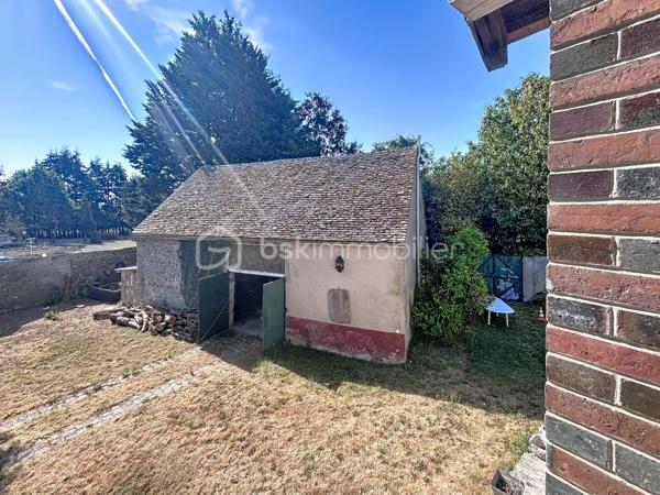 Maison ancienne 125 m² avec 3 chambres, grange et grand terrain dans un hameau de Champigny-sur-Yonne

Située dans un hameau calme de Champigny-sur-Yonne, cette charmante maison ancienne d’environ 125 m² offre de beaux volumes, une dépendance et tout le cachet de l’ancien.

Lumineuse et chaleureuse, elle a conservé ses éléments authentiques, notamment ses tomettes, ses murs en pierre et ses boiseries.

Au rez-de-chaussée, le bien comprend une entrée, un salon, une salle à manger, une cuisine, une salle d’eau récemment rénovée, une buanderie ainsi qu’un WC indépendant.

À l’étage, un palier dessert trois chambres. Un grenier aménageable d’environ 14 m² permet d’envisager la création d’une chambre supplémentaire, d’un bureau, d’un dressing ou d’une pièce de loisirs.

À l’extérieur, la propriété dispose d’un grand jardin avec parc annexe, d’une cave ainsi que d’une belle grange d’environ 68 m² au sol. Cette dépendance offre de nombreuses possibilités : garage, atelier, espace de stockage, stationnement pour un camping-car ou projet d’aménagement.

Assainissement individuel récent, huisseries double vitrage, chauffage fioul. 

Cette maison à vendre à Champigny-sur-Yonne conviendra parfaitement aux amateurs de maisons anciennes recherchant le calme, de l’espace, un grand terrain et une grange.

Pour toute information ou demande de visite, contactez Océane Serré, votre conseillère immobilier de proximité.