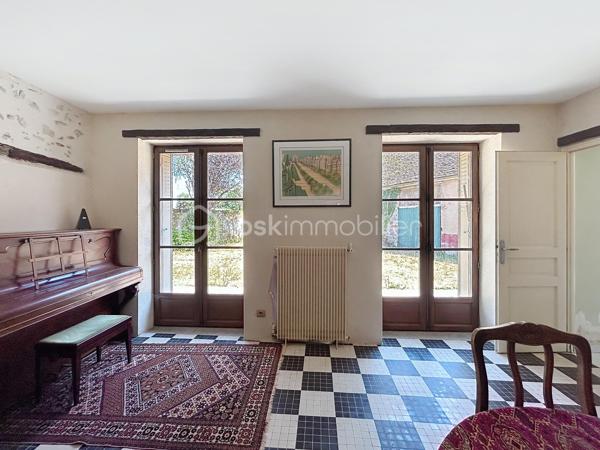 Maison ancienne 125 m² avec 3 chambres, grange et grand terrain dans un hameau de Champigny-sur-Yonne

Située dans un hameau calme de Champigny-sur-Yonne, cette charmante maison ancienne d’environ 125 m² offre de beaux volumes, une dépendance et tout le cachet de l’ancien.

Lumineuse et chaleureuse, elle a conservé ses éléments authentiques, notamment ses tomettes, ses murs en pierre et ses boiseries.

Au rez-de-chaussée, le bien comprend une entrée, un salon, une salle à manger, une cuisine, une salle d’eau récemment rénovée, une buanderie ainsi qu’un WC indépendant.

À l’étage, un palier dessert trois chambres. Un grenier aménageable d’environ 14 m² permet d’envisager la création d’une chambre supplémentaire, d’un bureau, d’un dressing ou d’une pièce de loisirs.

À l’extérieur, la propriété dispose d’un grand jardin avec parc annexe, d’une cave ainsi que d’une belle grange d’environ 68 m² au sol. Cette dépendance offre de nombreuses possibilités : garage, atelier, espace de stockage, stationnement pour un camping-car ou projet d’aménagement.

Assainissement individuel récent, huisseries double vitrage, chauffage fioul. 

Cette maison à vendre à Champigny-sur-Yonne conviendra parfaitement aux amateurs de maisons anciennes recherchant le calme, de l’espace, un grand terrain et une grange.

Pour toute information ou demande de visite, contactez Océane Serré, votre conseillère immobilier de proximité.