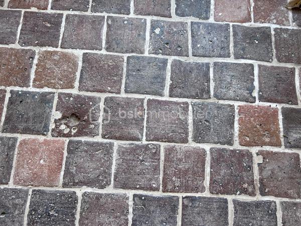 Maison ancienne 125 m² avec 3 chambres, grange et grand terrain dans un hameau de Champigny-sur-Yonne

Située dans un hameau calme de Champigny-sur-Yonne, cette charmante maison ancienne d’environ 125 m² offre de beaux volumes, une dépendance et tout le cachet de l’ancien.

Lumineuse et chaleureuse, elle a conservé ses éléments authentiques, notamment ses tomettes, ses murs en pierre et ses boiseries.

Au rez-de-chaussée, le bien comprend une entrée, un salon, une salle à manger, une cuisine, une salle d’eau récemment rénovée, une buanderie ainsi qu’un WC indépendant.

À l’étage, un palier dessert trois chambres. Un grenier aménageable d’environ 14 m² permet d’envisager la création d’une chambre supplémentaire, d’un bureau, d’un dressing ou d’une pièce de loisirs.

À l’extérieur, la propriété dispose d’un grand jardin avec parc annexe, d’une cave ainsi que d’une belle grange d’environ 68 m² au sol. Cette dépendance offre de nombreuses possibilités : garage, atelier, espace de stockage, stationnement pour un camping-car ou projet d’aménagement.

Assainissement individuel récent, huisseries double vitrage, chauffage fioul. 

Cette maison à vendre à Champigny-sur-Yonne conviendra parfaitement aux amateurs de maisons anciennes recherchant le calme, de l’espace, un grand terrain et une grange.

Pour toute information ou demande de visite, contactez Océane Serré, votre conseillère immobilier de proximité.