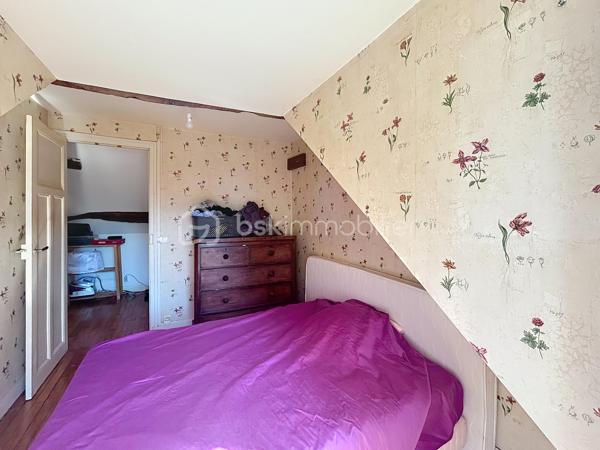 Maison ancienne 125 m² avec 3 chambres, grange et grand terrain dans un hameau de Champigny-sur-Yonne

Située dans un hameau calme de Champigny-sur-Yonne, cette charmante maison ancienne d’environ 125 m² offre de beaux volumes, une dépendance et tout le cachet de l’ancien.

Lumineuse et chaleureuse, elle a conservé ses éléments authentiques, notamment ses tomettes, ses murs en pierre et ses boiseries.

Au rez-de-chaussée, le bien comprend une entrée, un salon, une salle à manger, une cuisine, une salle d’eau récemment rénovée, une buanderie ainsi qu’un WC indépendant.

À l’étage, un palier dessert trois chambres. Un grenier aménageable d’environ 14 m² permet d’envisager la création d’une chambre supplémentaire, d’un bureau, d’un dressing ou d’une pièce de loisirs.

À l’extérieur, la propriété dispose d’un grand jardin avec parc annexe, d’une cave ainsi que d’une belle grange d’environ 68 m² au sol. Cette dépendance offre de nombreuses possibilités : garage, atelier, espace de stockage, stationnement pour un camping-car ou projet d’aménagement.

Assainissement individuel récent, huisseries double vitrage, chauffage fioul. 

Cette maison à vendre à Champigny-sur-Yonne conviendra parfaitement aux amateurs de maisons anciennes recherchant le calme, de l’espace, un grand terrain et une grange.

Pour toute information ou demande de visite, contactez Océane Serré, votre conseillère immobilier de proximité.