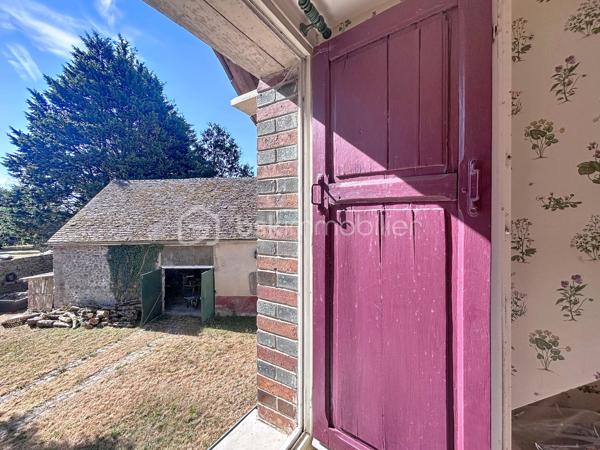 Maison ancienne 125 m² avec 3 chambres, grange et grand terrain dans un hameau de Champigny-sur-Yonne

Située dans un hameau calme de Champigny-sur-Yonne, cette charmante maison ancienne d’environ 125 m² offre de beaux volumes, une dépendance et tout le cachet de l’ancien.

Lumineuse et chaleureuse, elle a conservé ses éléments authentiques, notamment ses tomettes, ses murs en pierre et ses boiseries.

Au rez-de-chaussée, le bien comprend une entrée, un salon, une salle à manger, une cuisine, une salle d’eau récemment rénovée, une buanderie ainsi qu’un WC indépendant.

À l’étage, un palier dessert trois chambres. Un grenier aménageable d’environ 14 m² permet d’envisager la création d’une chambre supplémentaire, d’un bureau, d’un dressing ou d’une pièce de loisirs.

À l’extérieur, la propriété dispose d’un grand jardin avec parc annexe, d’une cave ainsi que d’une belle grange d’environ 68 m² au sol. Cette dépendance offre de nombreuses possibilités : garage, atelier, espace de stockage, stationnement pour un camping-car ou projet d’aménagement.

Assainissement individuel récent, huisseries double vitrage, chauffage fioul. 

Cette maison à vendre à Champigny-sur-Yonne conviendra parfaitement aux amateurs de maisons anciennes recherchant le calme, de l’espace, un grand terrain et une grange.

Pour toute information ou demande de visite, contactez Océane Serré, votre conseillère immobilier de proximité.