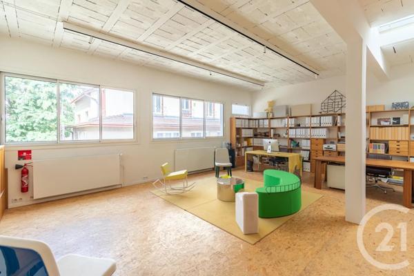 à vendre  433,36 m 2   LE KREMLIN BICETRE  - 94