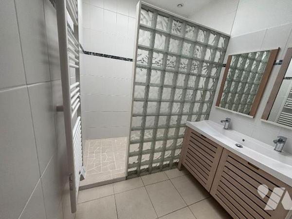 A VENDRE, Gironde, proche Bordeaux, PAREMPUYRE Centre, dans une rue calme, maison de plain-pied...