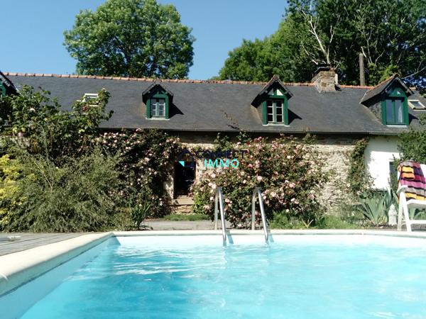 Belle longère avec une piscine, un beau terrain, et une dépendance.