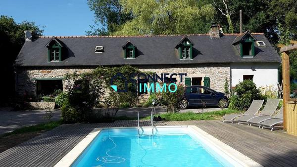 Belle longère avec une piscine, un beau terrain, et une dépendance.