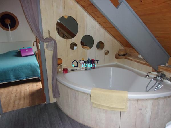 Belle longère avec une piscine, un beau terrain, et une dépendance.
