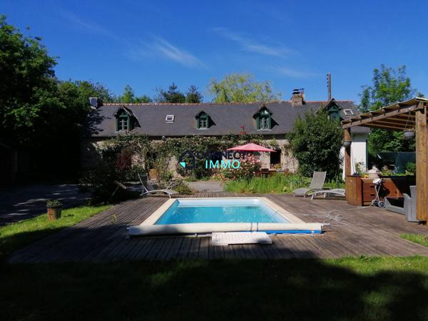 Belle longère avec une piscine, un beau terrain, et une dépendance.