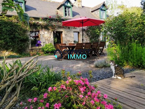 Belle longère avec une piscine, un beau terrain, et une dépendance.